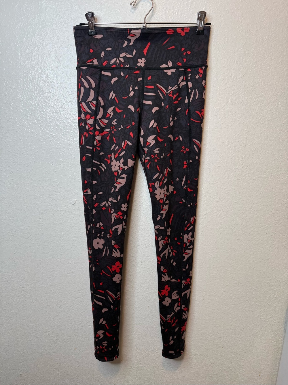 Sweaty Betty Floral to Black Reversible Leggings Size Medium Yoga Workout Gym